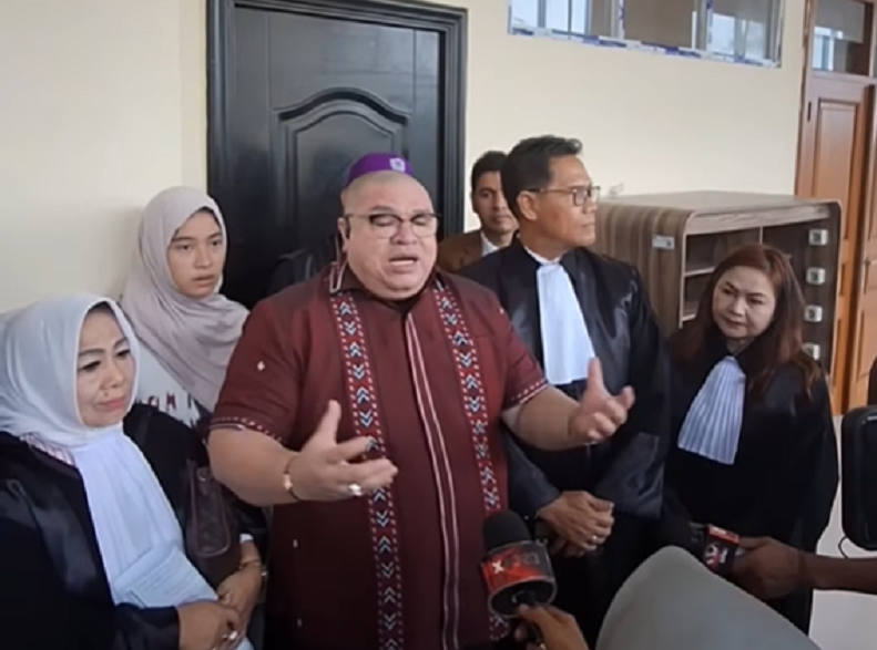 Razman Arif Nasution, pengacara Vadel Badjideh saat memberi keterangan di hadapan awak media atas kasus anak Nikita Mirzani