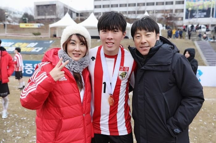 Shin Tae-yong (STY) bersama anak dan isterinya