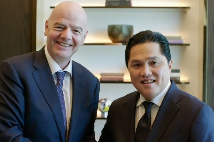 Potret Ketum PSSI, Erick Thohir (kanan) bersama Presiden FIFA, Gianni Infantino.