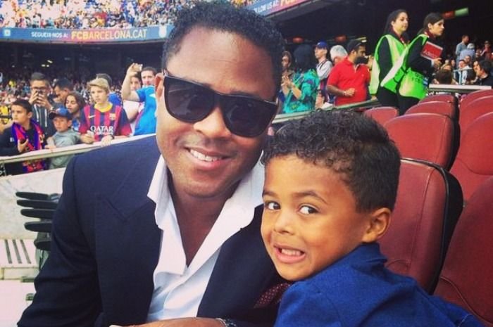 Potret pelatih anyar Tim Garuda, Patrick Kluivert bersama sang anak, Shane Kluivert di Stadion Klub Barcelona, Camp Nou, Spanyol.