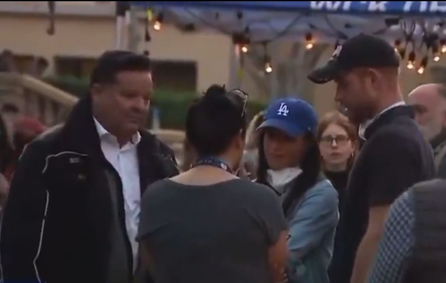 Pangeran Harry dan Meghan Markle jadi satu dari sekian banyak publik figur yang menunjukkan simpati juga dukungan bagi para korban terdampak.