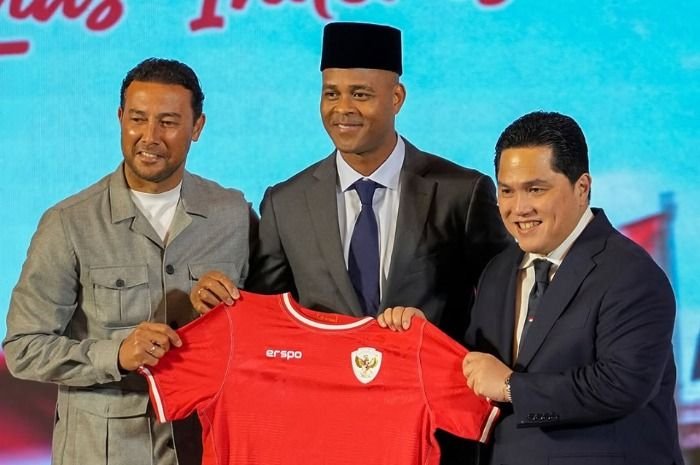 Potret juru taktik anyar Timnas Indonesia, Patrick Kluivert (tengah) yang resmi diperkenalkan PSSI di Jakarta, pada Minggu, 12 Januari 2025.