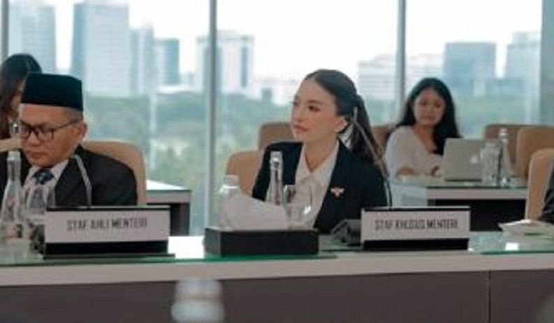 Raline Shah saat bertugas menjadi Stafsus Menkomdigi