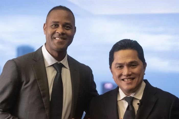 Pelatih baru Timnas Indonesia, Patrick Kluivert bersama Ketum PSSI, Erick Thohir dalam sesi presentasi jumpa pers di Hotel Mulia, Jakarta, pada Minggu, 12 Januari 2025.