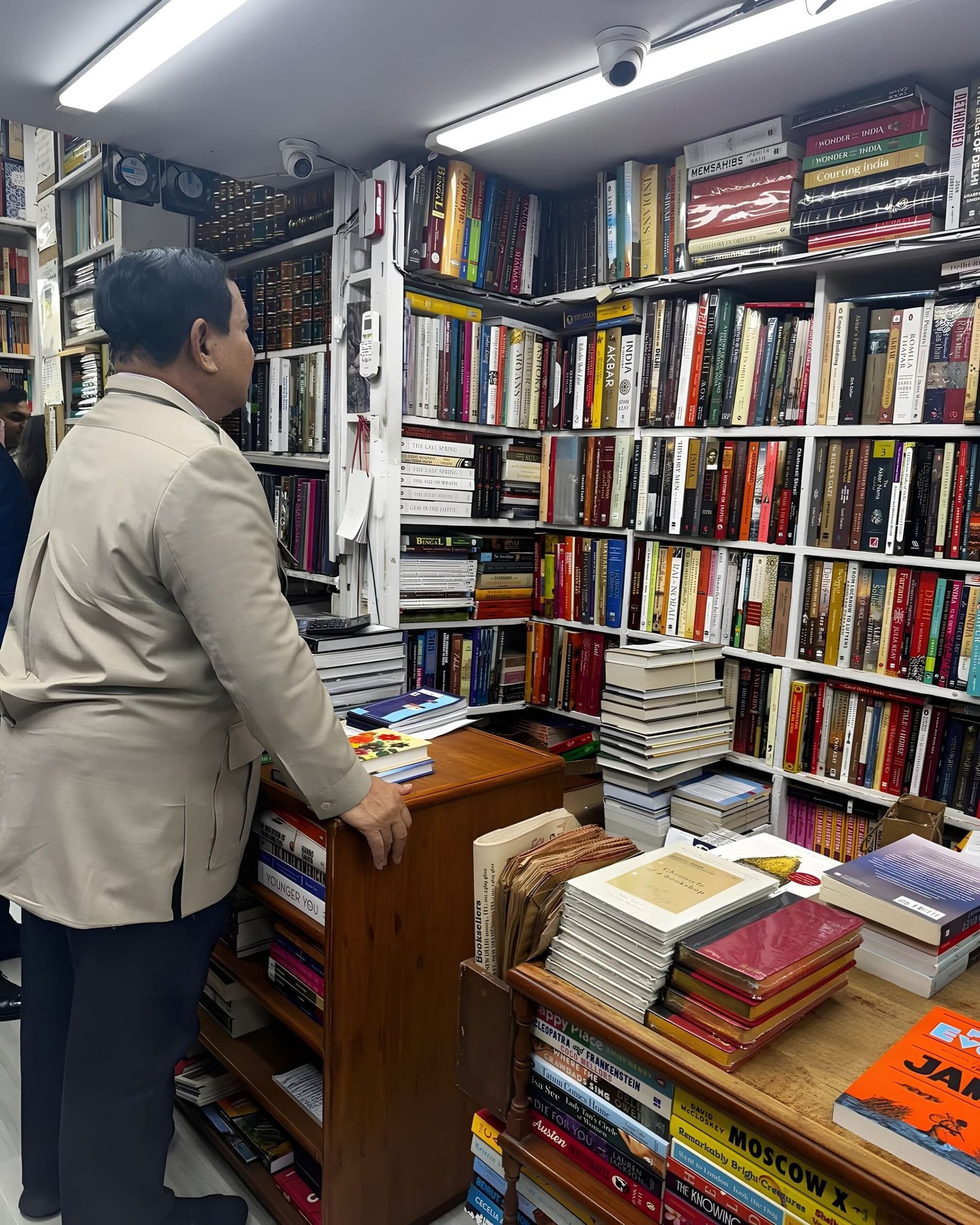 Presiden RI Prabowo Subianto di toko buku langganannya di India