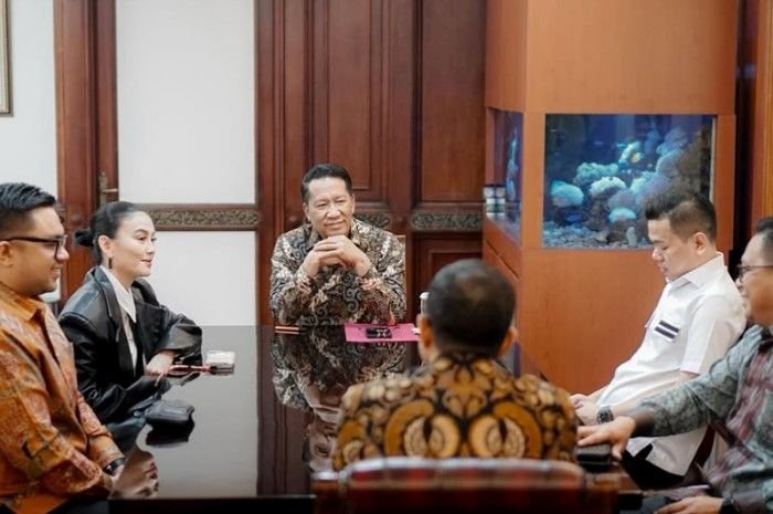 Agnez Mo saat mendatangi kantor Kementerian Hukum, Rabu, 19 Februari 2025.