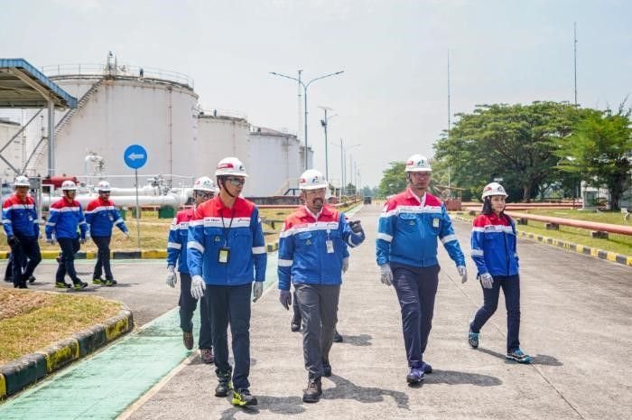 Potret Dirut Pertamina sekaligus tersangka kasus dugaan korupsi minyak mentah, Riva Siahaan (tengah paling depan).