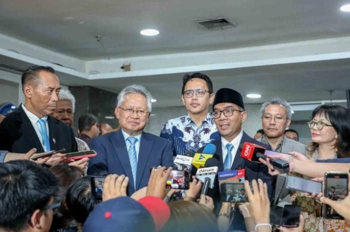 Potret Mendikti Saintek RI Brian Yuliarto (tengah kanan).