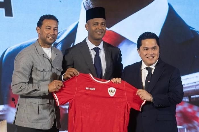 Potret (dari kanan ke kiri) Ketum PSSI Erick Thohir, Pelatih Timnas Indonesia Patrick Kluivert, dan asisten pelatih Garuda Denny Landzaat.