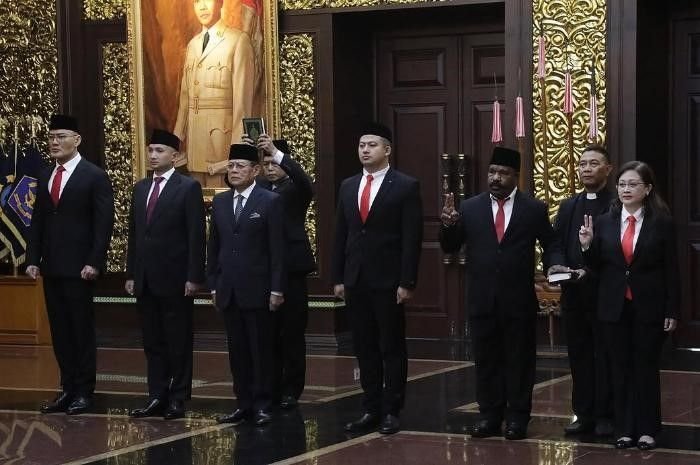 Potret influencer Deddy Corbuzier (paling kiri) yang kini menjabat sebagai Stafsus Menhan RI di Kabinet Presiden Prabowo Subianto, pada Selasa, 11 Februari 2025.