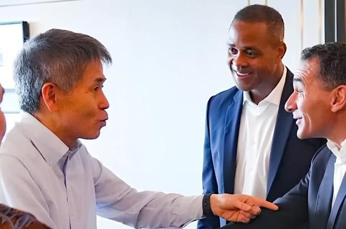 Potret momen pertemuan instruktur wasit asal Jepang, Yoshimi Ogawa bersama jajaran tim kepelatihan Timnas Indonesia, Patrick Kluivert dan Gerald Vanenburg.