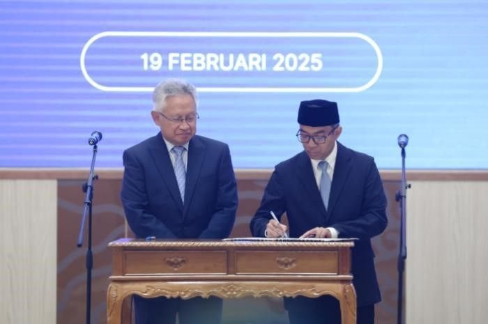 Potret serah terima jabatan Mendikti Saintek RI, Satryo Brodjonegoro (kiri) kepada Brian Yuliarto (kanan).