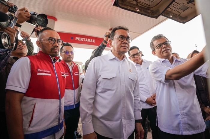 Potret Dirut Pertamina sekaligus tersangka kasus dugaan korupsi minyak mentah, Riva Siahaan (paling kiri).