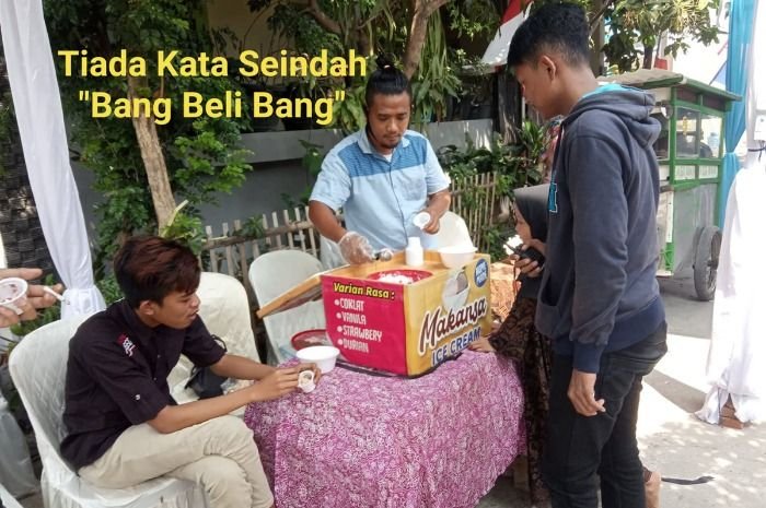 Potret Pedagang Es Krim Keliling ‘Es Kita Es Krim’ di Kecamatan Cilamaya Wetan, Karawang, Aji Setiawan (tengah).