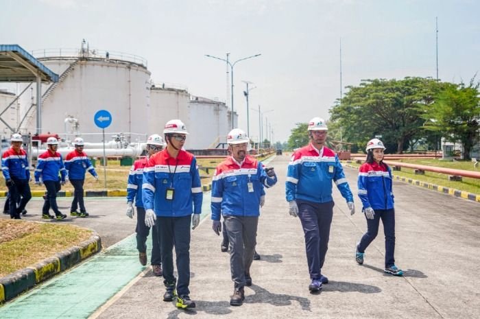 Potret Dirut Pertamina sekaligus tersangka kasus dugaan korupsi minyak mentah, Riva Siahaan (tengah paling depan).