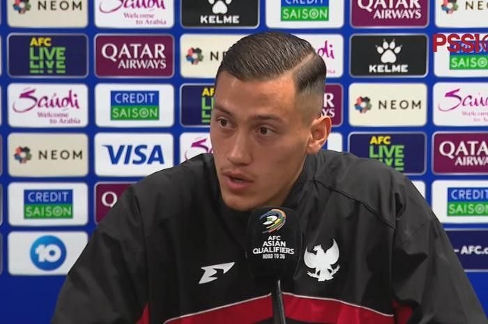 Bek Timnas Indonesia, Jay Idzes saat konferensi pers jelang laga Australia vs Indonesia di Kualifikasi Piala Dunia 2025.