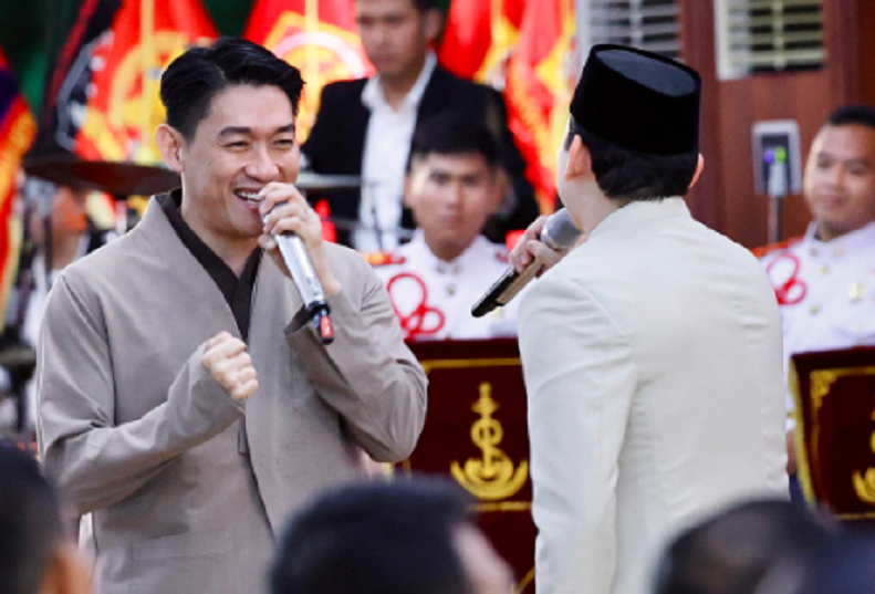 Ifan Seventeen Saat Mengisi Salah Satu Acara Bersama Ajudan Presiden Prabowo.