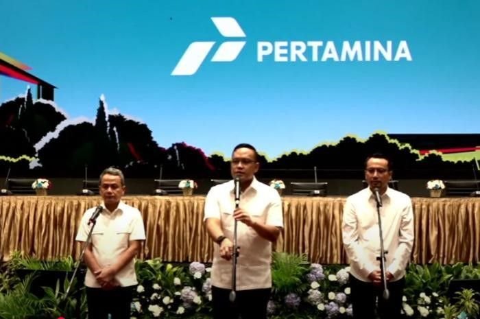 Konferensi Pers Dirut Pertamina, Simon Aloysius Mantiri (tengah) terkait skandal dugaan korupsi tata kelola minyak mentah.