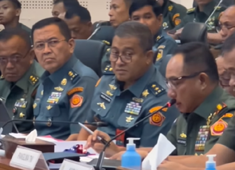 Potret Berlangsungnya Rapat Revisi UU TNI di tengah kontroversi publik.