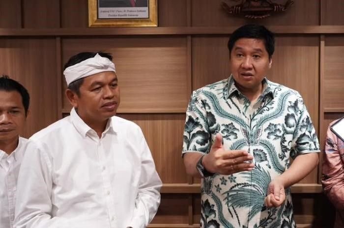 Potret Menteri PKP Maruarar Sirait (kanan) bersama Gubernur Jabar Dedi Mulyadi (kiri).