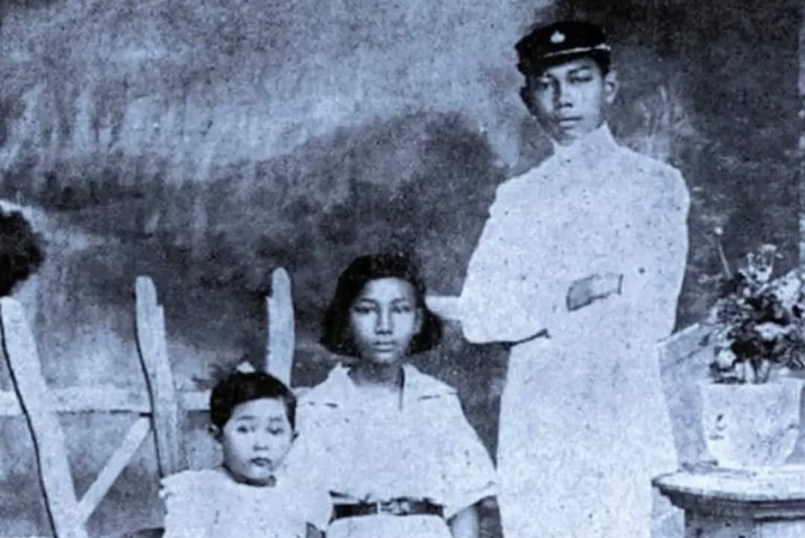 Potret WR Supratman pencipta Lagu Indonesia Raya bersama kedua adik nya berpose di studio foto.