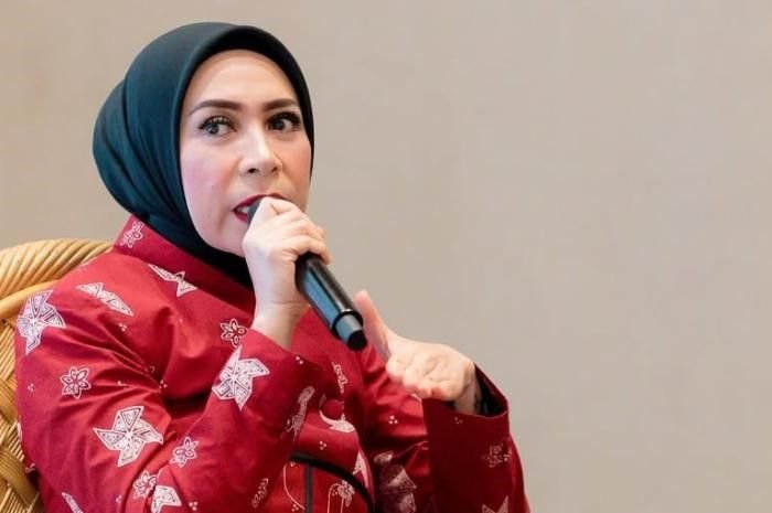 Potret penyanyi Indonesia, Melly Goeslaw yang mengaku tak menduga dapat transfer dari LKM tentang royalti.