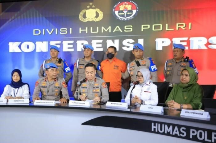 Tersangka kasus dugaan asusila mantan Kapolres Ngada NTT, Fajar Widyadharma saat konferensi pers Divisi Humas Polri.