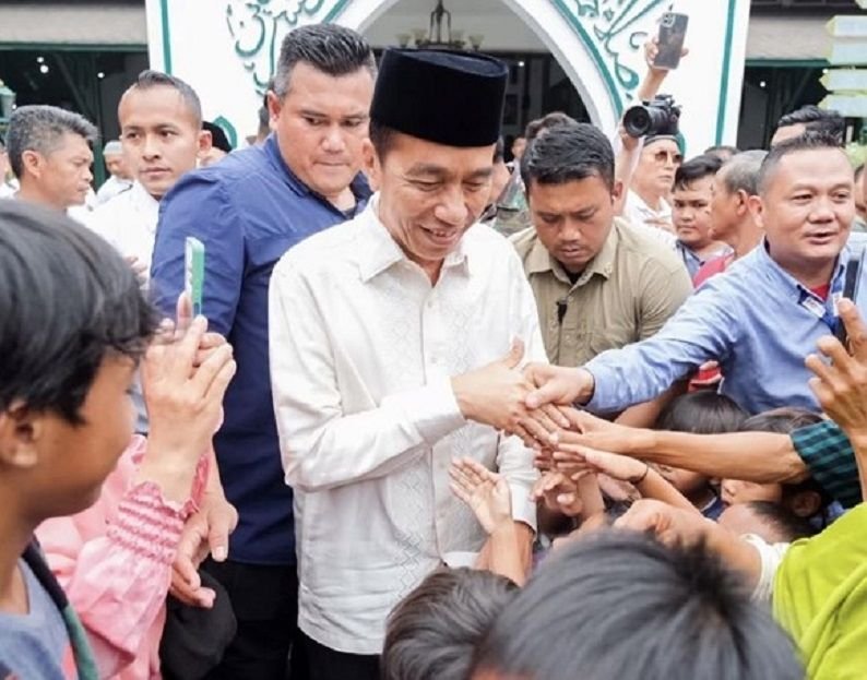 Jokowi Saat Menunaikan Salat Jumat di Masjid Al Wustho, Mangkunegaran, Solo 2024 lalu.