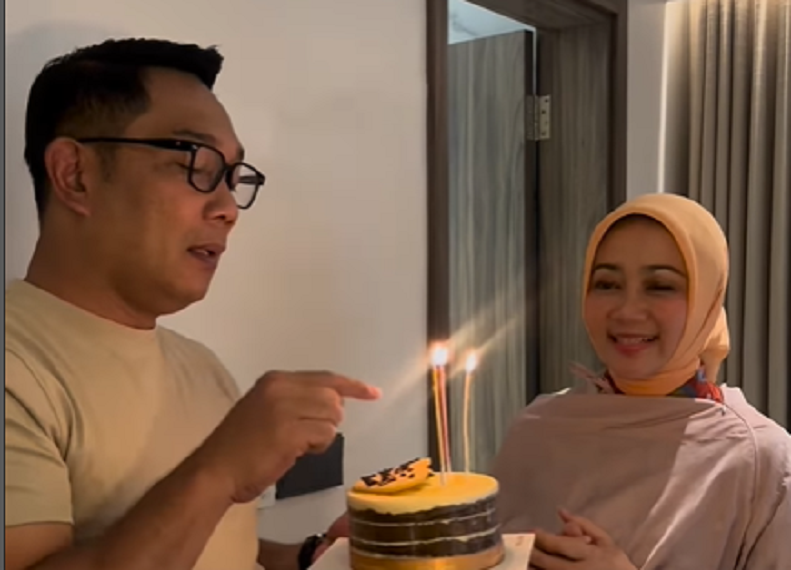 Kehadiran Ridwan Kamil dan Atalia Praratya saat Salat Ied jadi Sorotan.
