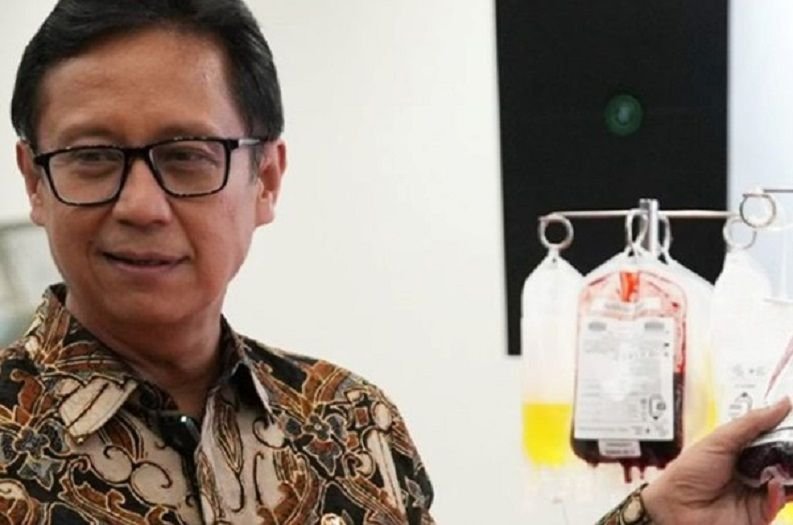 Potret Menteri Kesehatan Budi Gunadi Sadikin saat mengunjungi pabrik Oneject Indonesia terkait pembuatan mesin Hemodialisa dan kantong darah pada 26 Februari 2025.