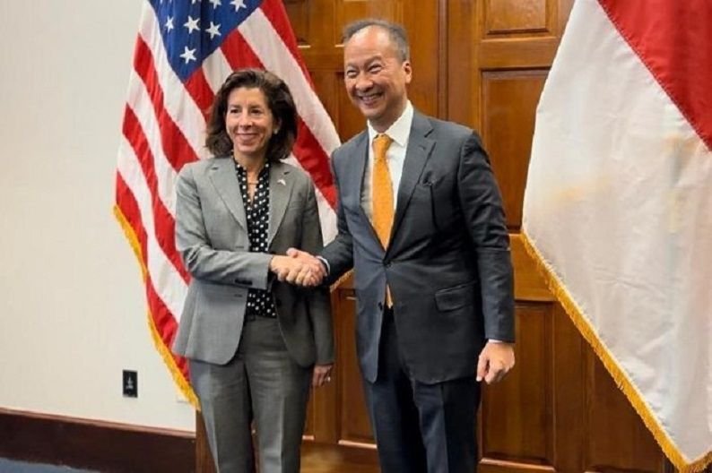 Potret Menteri Perindustrian (Menperin) RI, Agus Gumiwang (kanan) saat bersama Menteri Perdagangan AS, Gina Raimondo (kiri) pada 2022 lalu.