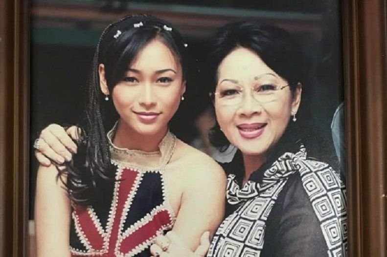 Potret penyanyi Inul Daratista (kiri) bersama almarhumah Titiek Puspa (kanan). (
