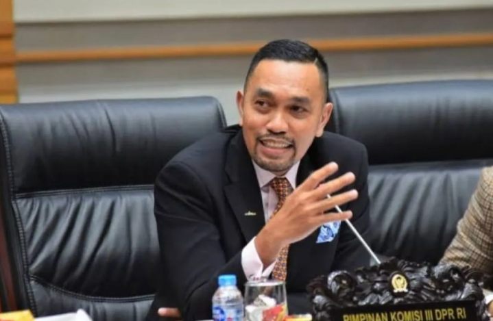 Wakil Ketua Komisi III DPR RI, Ahmad Sahroni, menegaskan pihaknya akan memberikan dukungan penuh kepada Kejaksaan Agung untuk mengusut seluruh pihak yang terlibat dalam kasus ini.