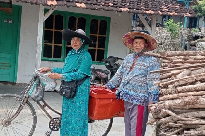 Warga RI sekaligus pasangan penjual bakso, Sumarno Dirjo Romentu dan Sukarti yang berangkat Haji 2025.