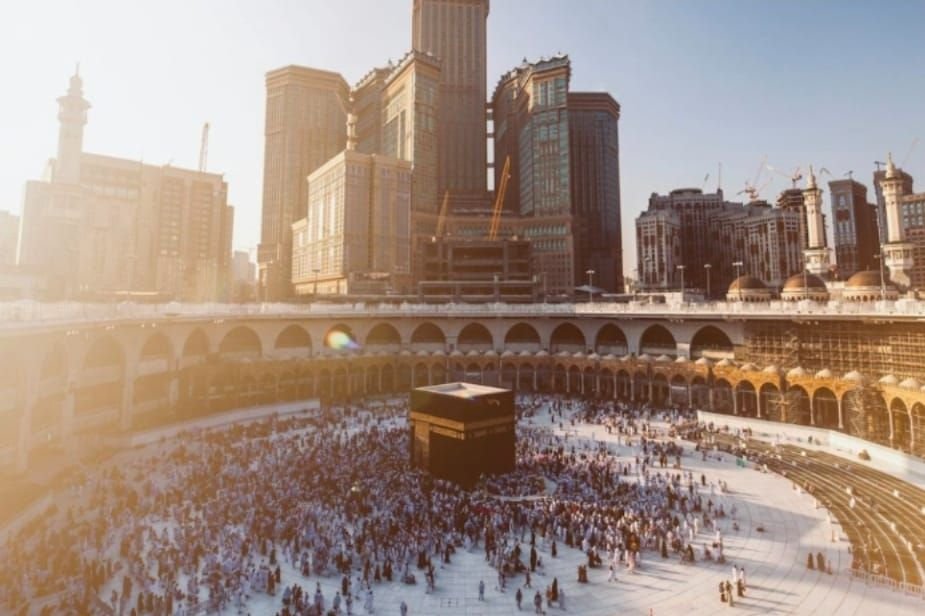 Foto ilustrasi jemaah haji sedang beribadah di depan Ka&rsquo;bah - kedatangan jemaah haji khusus dari Indonesia.