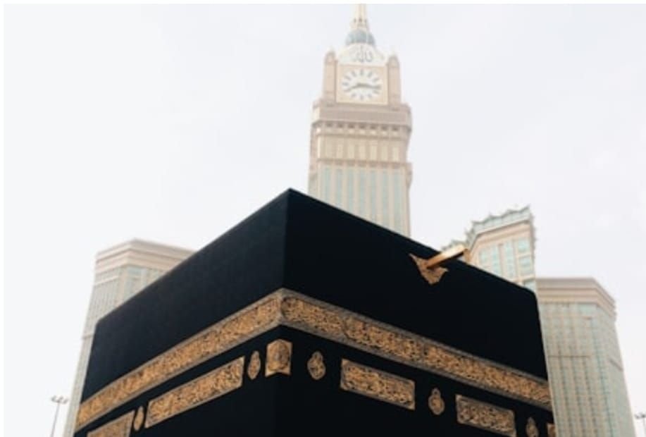 Foto Ka’bah di Masjidil Haram - perbandingan haji khusus dan haji furoda.