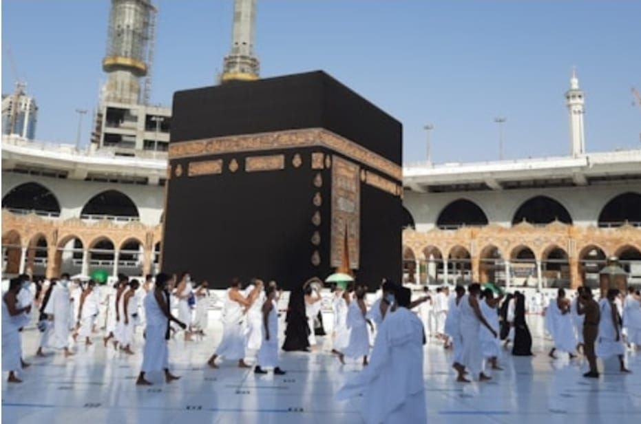 Ilustrasi foto ibadah haji / umroh di depan Ka’bah di Majidil Haram.
