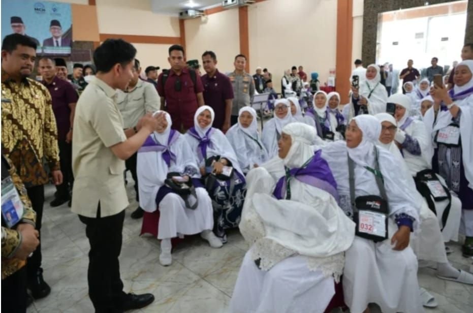 Wapres Gibran didampingi Gubernur Sumatera Utara Muhammad Bobby Afif Nasution saat mengunjungi Asraa Haji Medan, Kamis, 15 Mei 2025,