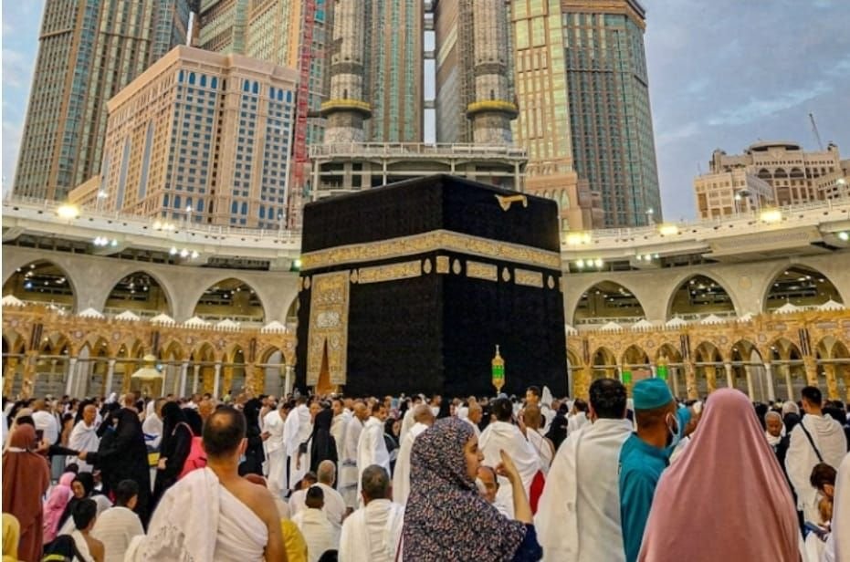 Ilustrasi jemaah haji melakukan ibadah di depan Ka’bah di Masjidil Haram.