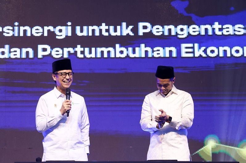 Menteri Kesehatan Budi Gunadi Sadikin (kiri) singgung masalah pendapatan rata-rata masyarakat Indonesia.