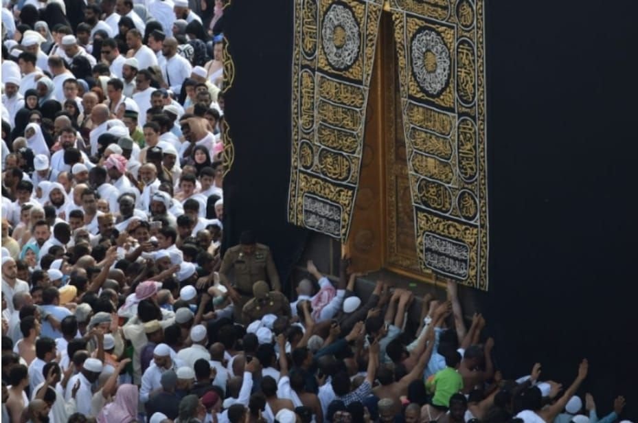 Foto ilustrasi jemaah haji di sekitar Ka’bah di Masjidil Haram - Janji pemerintah Indonesia mengenai calon haji yang wafat.