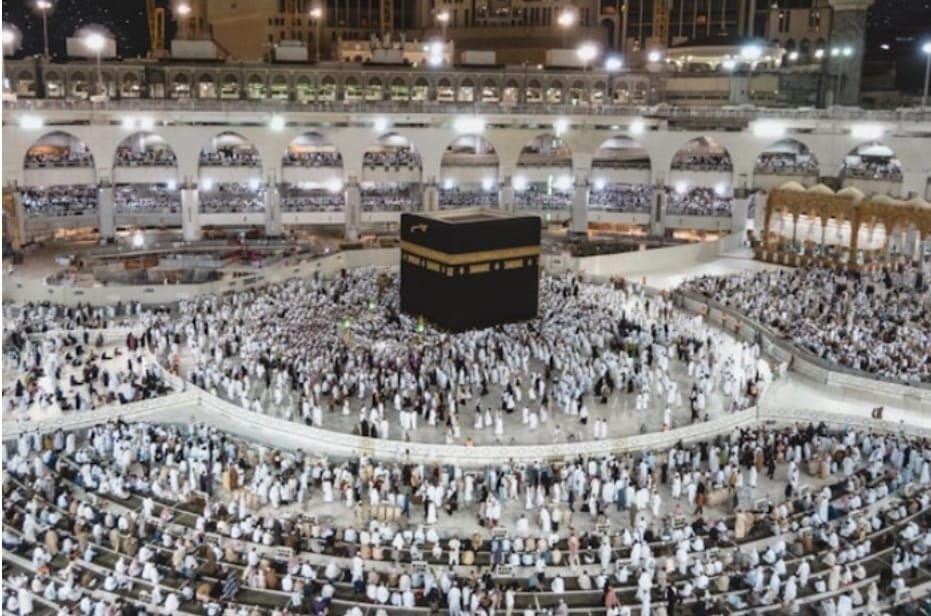 Foto ilustrasi jemaah sedang beribadah di depan Ka&rsquo;bah di Masjidil Haram.