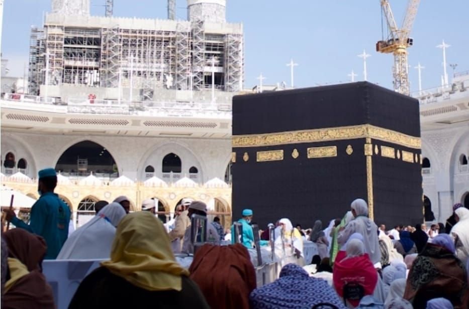 Foto ilustrasi jemaah haji / umrah di depan Ka’bah di Masjidil Haram, Makkah.