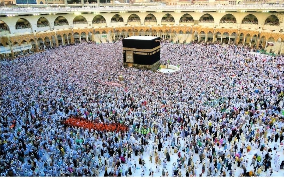 Foto ilustrasi jemaah ibadah di depan Ka’bah di Masjidil Haram.
