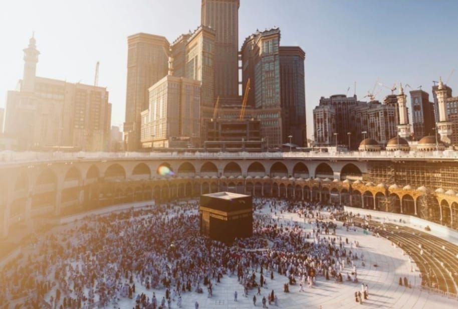 Foto ilustrasi jemaah haji sedang beribadah di depan Ka’bah - penerbitan kartu Nusuk untuk jemaah calon haji.