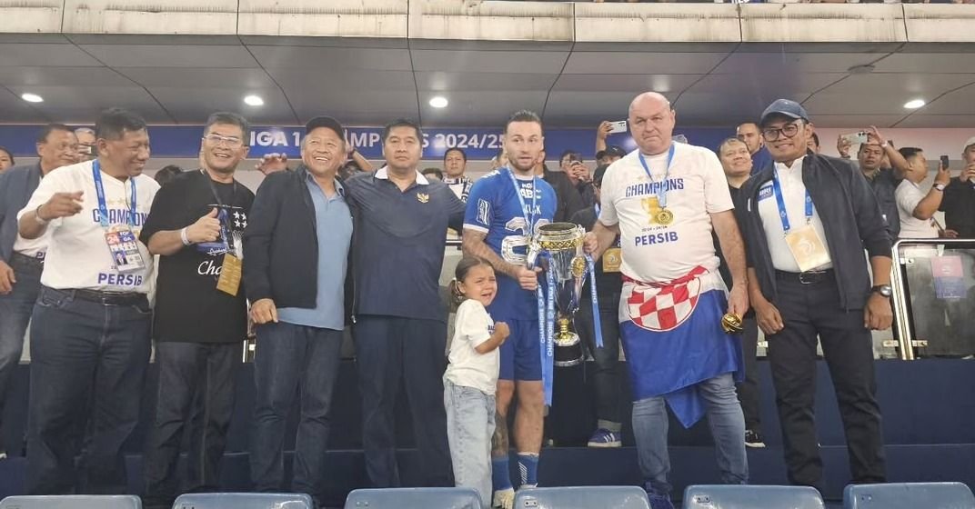 Maruarar Sirait saat ikut merayakan momen Persib Bandung menjuarai Liga 1 2024/2025.