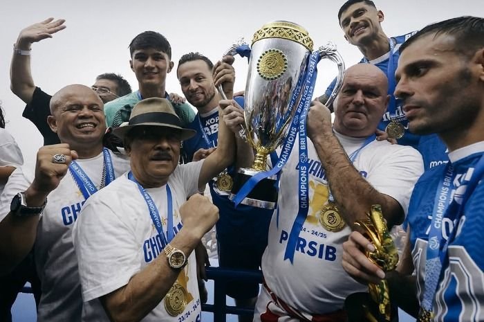 Momen Komisaris Persib Bandung, Umuh Muchtar (kiri) merayakan gelar juara bersama tim ofisial Maung Bandung.