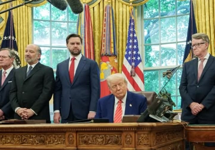 Presiden Amerika Serikat, Donald Trump. (duduk)