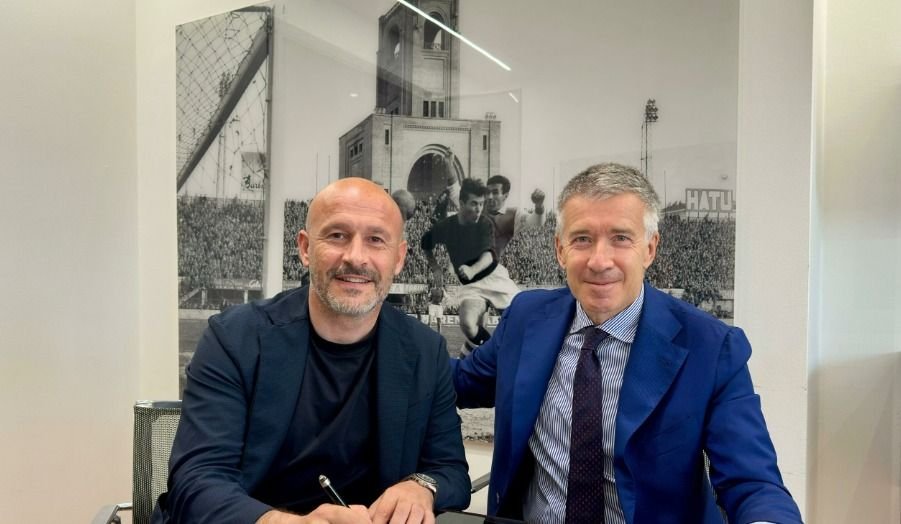 Pelatih Bologna, Vincenzo Italiano (kiri) sedang menandatangani kontrak baru dengan timnya.