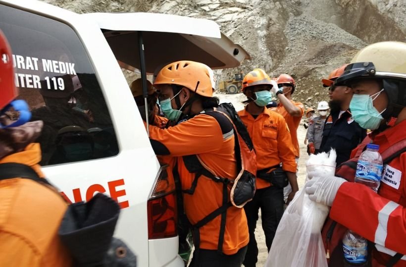 BNPB kembali menemukan dua jenazah baru yang berhasil dievakuasi di tambang batu Gunung Kuda Cirebon.